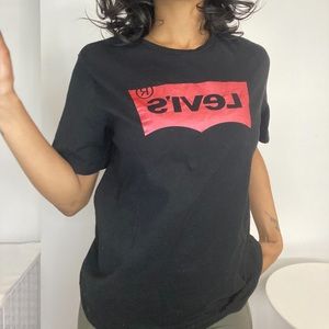 LEVI’S T-SHIRT